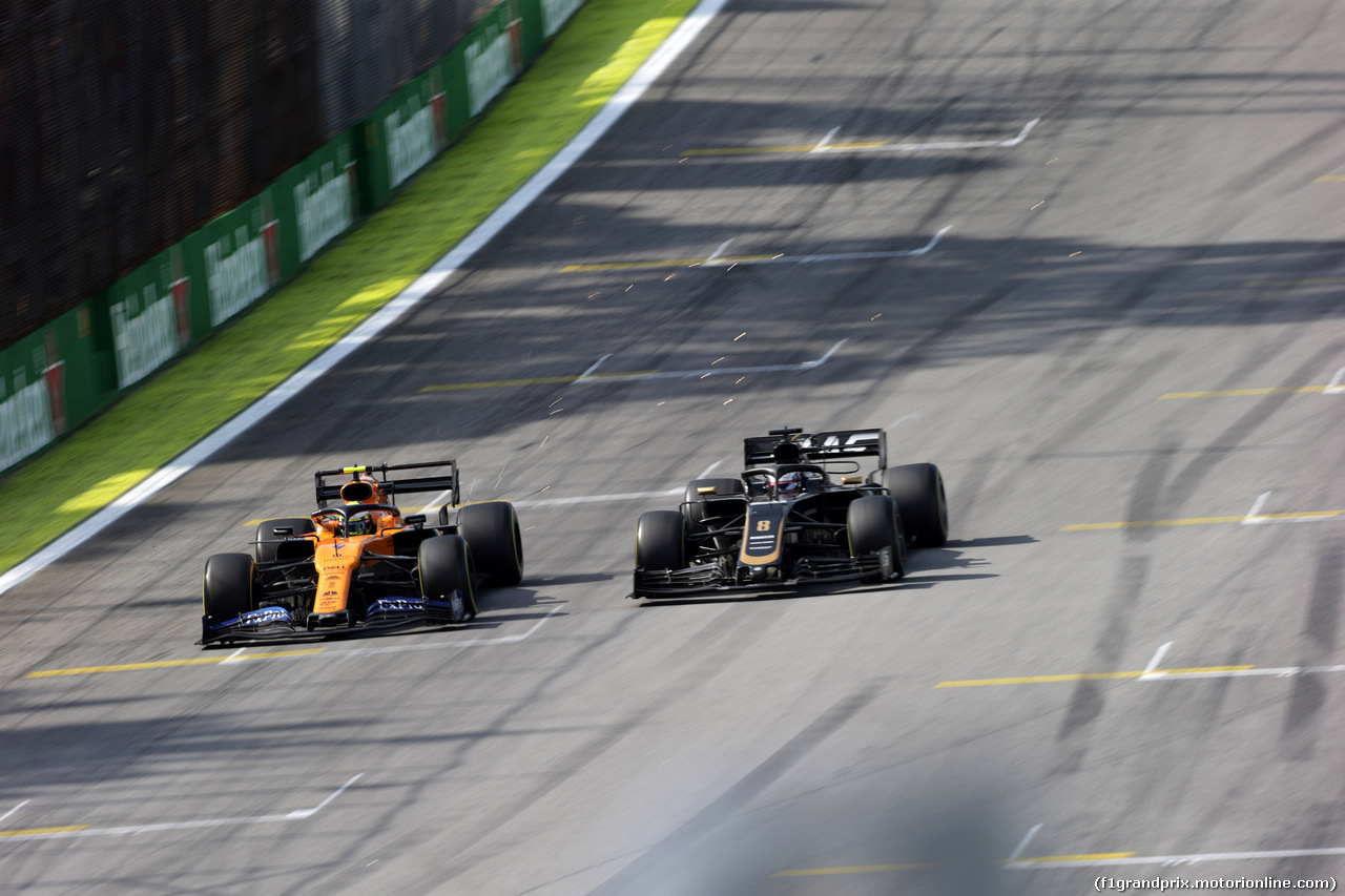 GP BRASILE, 17.11.2019 - Gara, Lando Norris (GBR) Mclaren F1 Team MCL34 e Romain Grosjean (FRA) Haas F1 Team VF-19