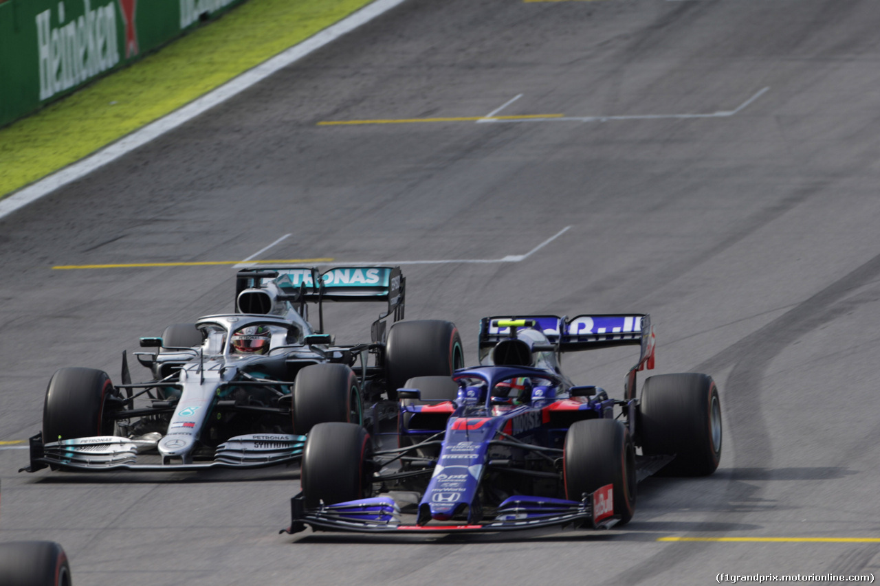 GP BRASILE, 17.11.2019 - Gara, Lewis Hamilton (GBR) Mercedes AMG F1 W10 e Pierre Gasly (FRA) Scuderia Toro Rosso STR14