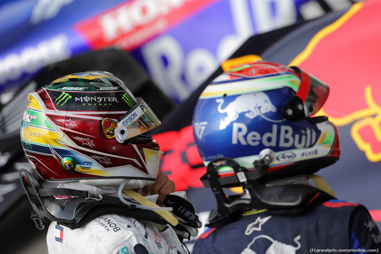 GP BRASILE, 17.11.2019 - Gara, Lewis Hamilton (GBR) Mercedes AMG F1 W10 e Pierre Gasly (FRA) Scuderia Toro Rosso STR14