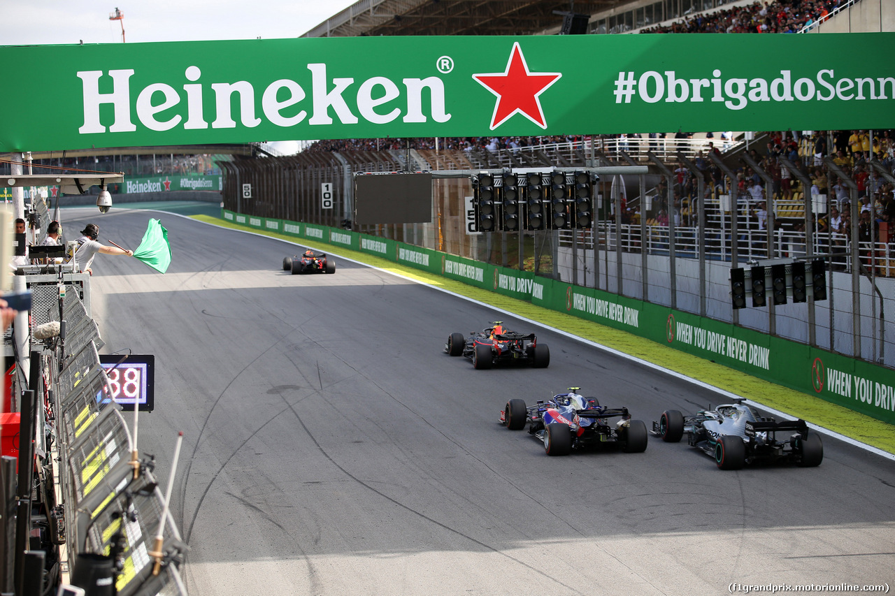 GP BRASILE, 17.11.2019 - Gara, Pierre Gasly (FRA) Scuderia Toro Rosso STR14 e Lewis Hamilton (GBR) Mercedes AMG F1 W10