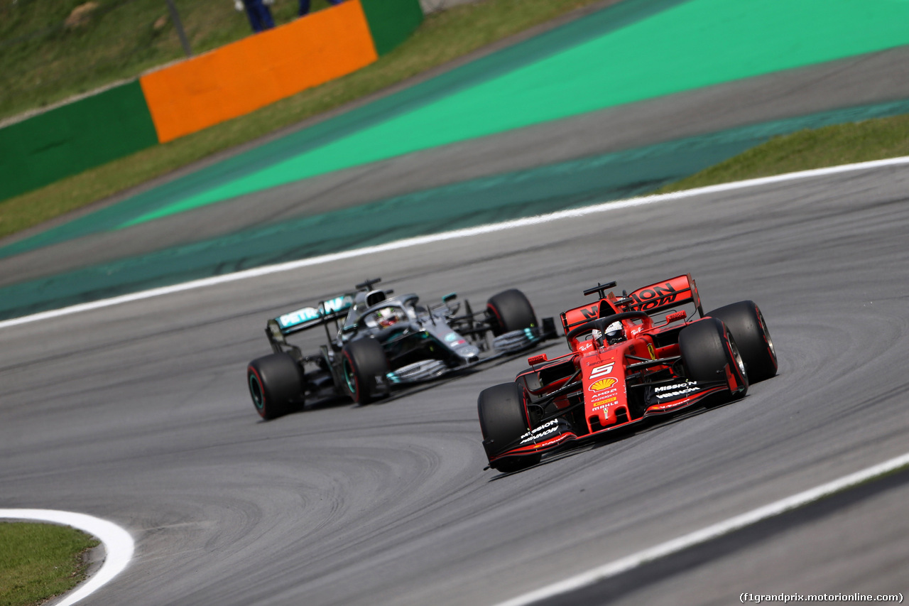 GP BRASILE, 17.11.2019 - Gara, Sebastian Vettel (GER) Ferrari SF90 davanti a Lewis Hamilton (GBR) Mercedes AMG F1 W10