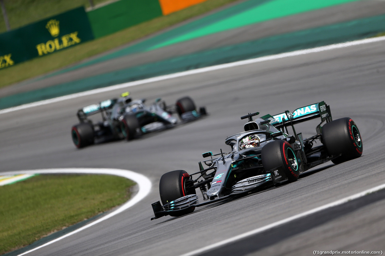 GP BRASILE, 17.11.2019 - Gara, Lewis Hamilton (GBR) Mercedes AMG F1 W10 davanti a Valtteri Bottas (FIN) Mercedes AMG F1 W010
