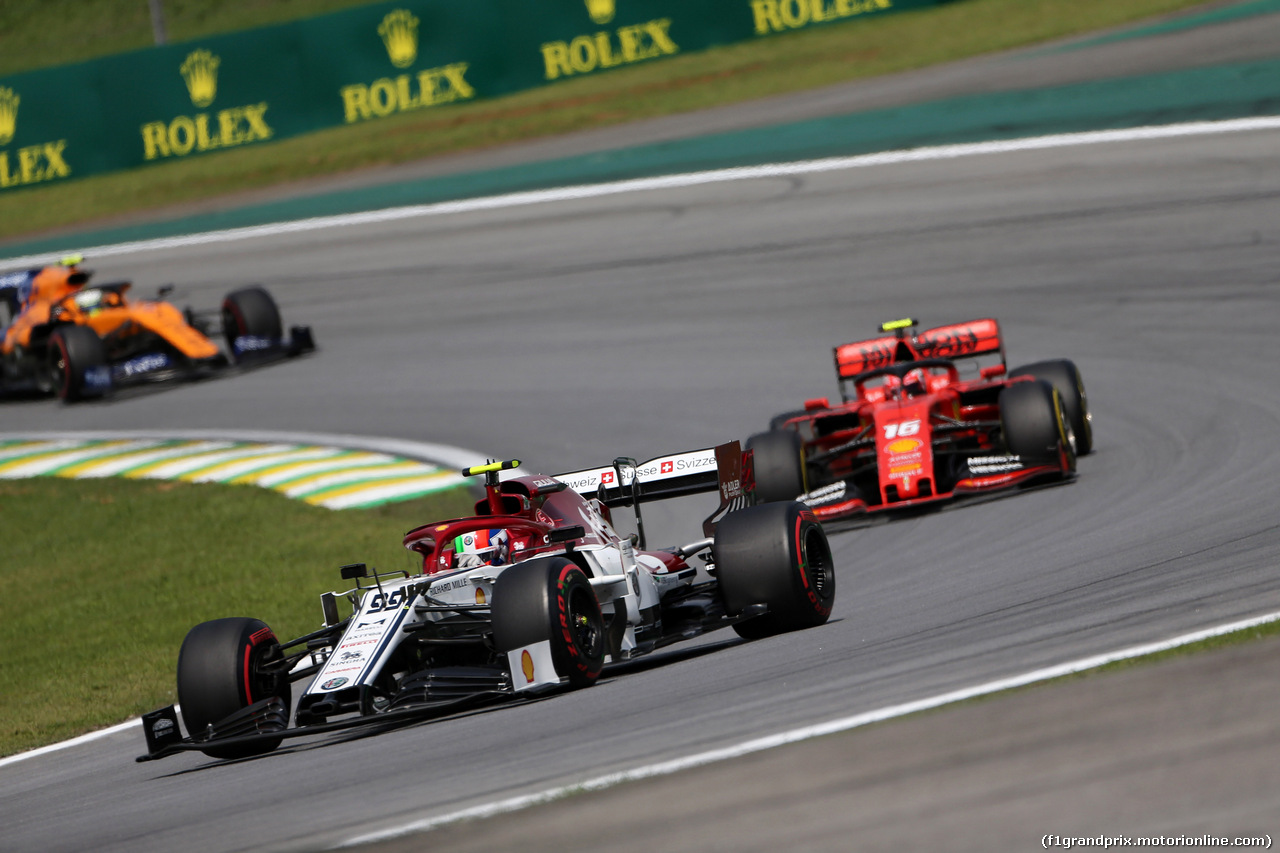 GP BRASILE, 17.11.2019 - Gara, Antonio Giovinazzi (ITA) Alfa Romeo Racing C38 e Charles Leclerc (MON) Ferrari SF90