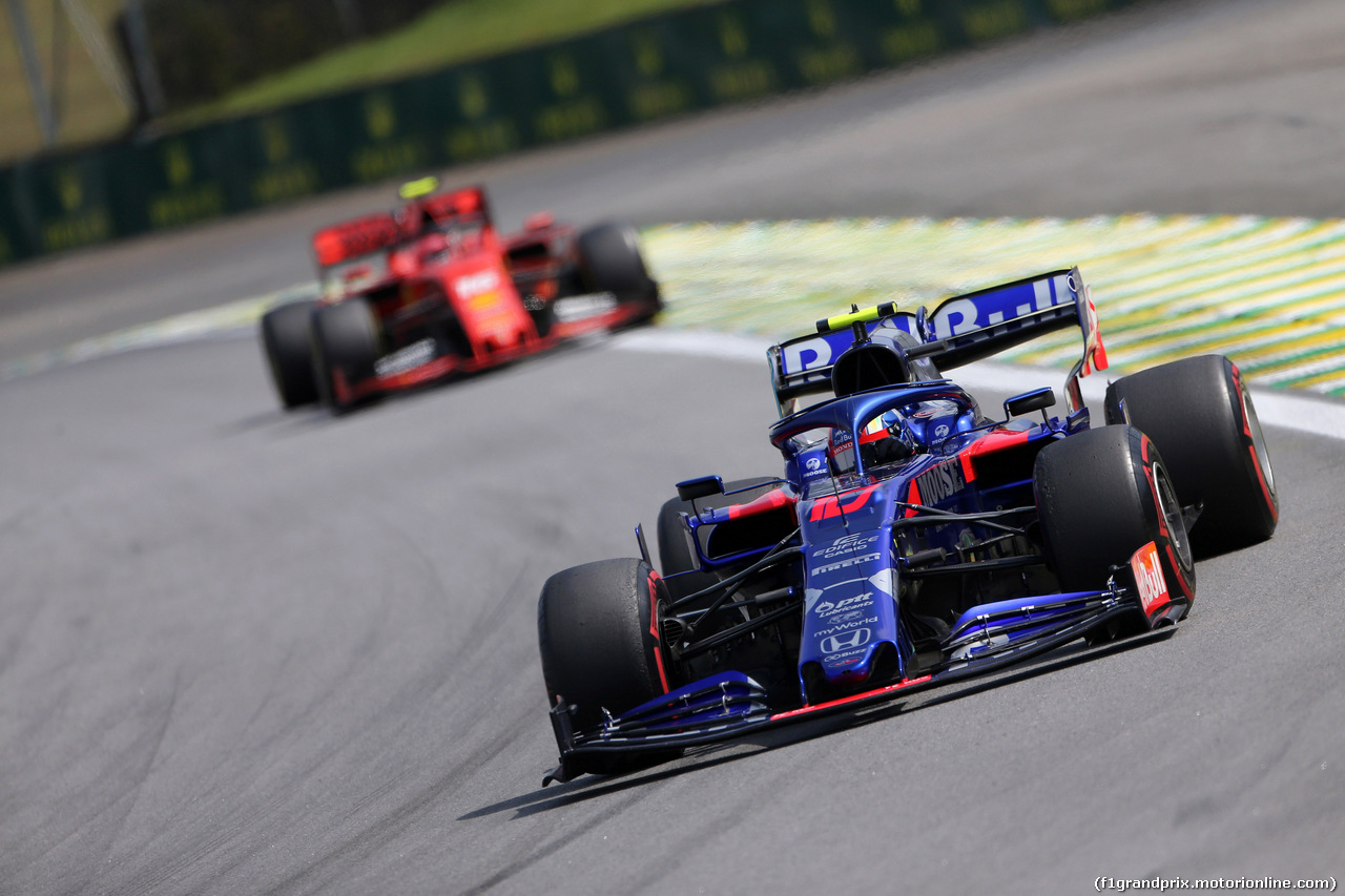 GP BRASILE, 17.11.2019 - Gara, Pierre Gasly (FRA) Scuderia Toro Rosso STR14 davanti a Charles Leclerc (MON) Ferrari SF90