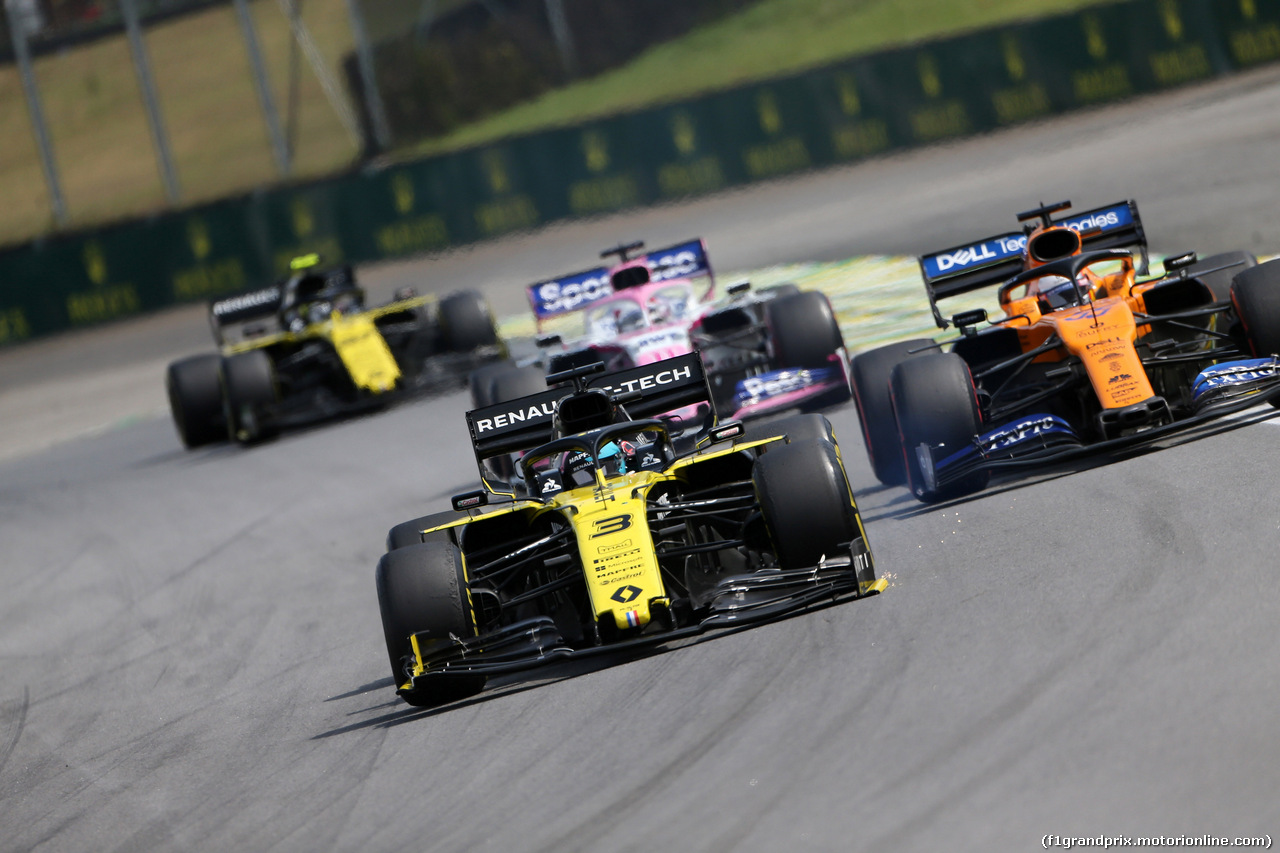 GP BRASILE, 17.11.2019 - Gara, Daniel Ricciardo (AUS) Renault Sport F1 Team RS19 e Carlos Sainz Jr (ESP) Mclaren F1 Team MCL34