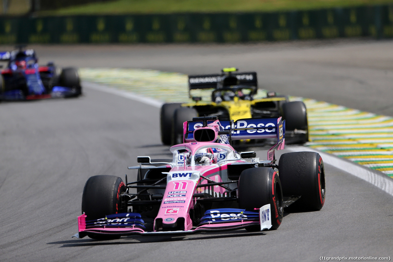 GP BRASILE, 17.11.2019 - Gara, Sergio Perez (MEX) Racing Point F1 Team RP19 e Nico Hulkenberg (GER) Renault Sport F1 Team RS19