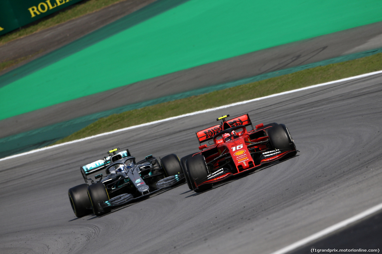 GP BRASILE, 17.11.2019 - Gara, Valtteri Bottas (FIN) Mercedes AMG F1 W010 e Charles Leclerc (MON) Ferrari SF90
