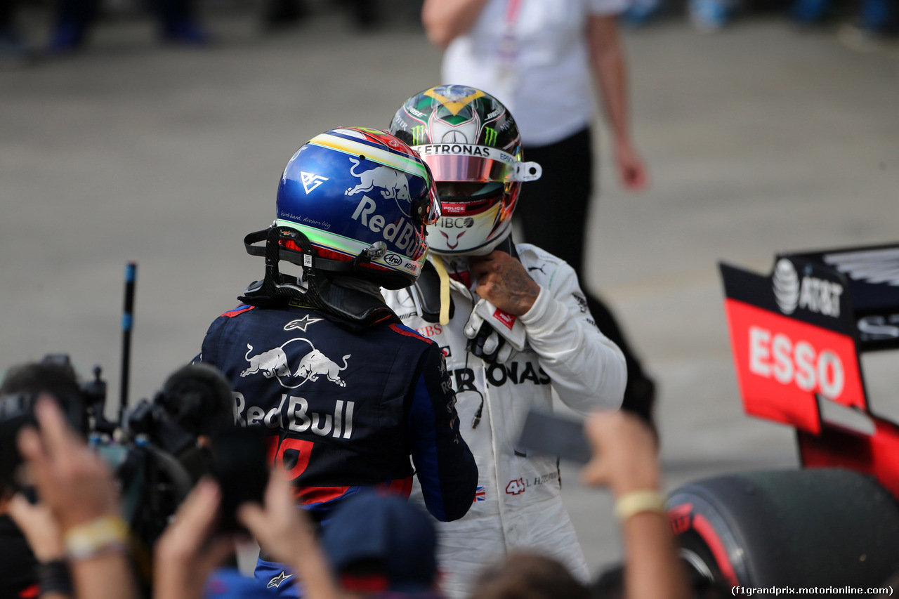 GP BRASILE, 17.11.2019 - Gara, 2nd place Pierre Gasly (FRA) Scuderia Toro Rosso STR14 e Lewis Hamilton (GBR) Mercedes AMG F1 W10 vincitore