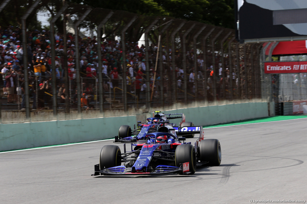 GP BRASILE, 17.11.2019 - Gara, Daniil Kvyat (RUS) Scuderia Toro Rosso STR14 e Pierre Gasly (FRA) Scuderia Toro Rosso STR14