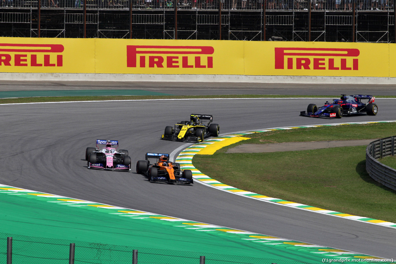 GP BRASILE, 17.11.2019 - Gara, Sergio Perez (MEX) Racing Point F1 Team RP19 e Carlos Sainz Jr (ESP) Mclaren F1 Team MCL34