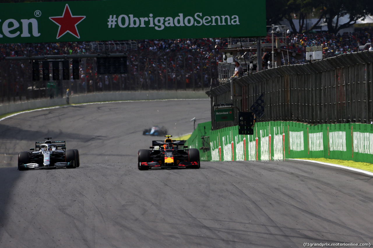 GP BRASILE, 17.11.2019 - Gara, Lewis Hamilton (GBR) Mercedes AMG F1 W10 e Alexander Albon (THA) Red Bull Racing RB15