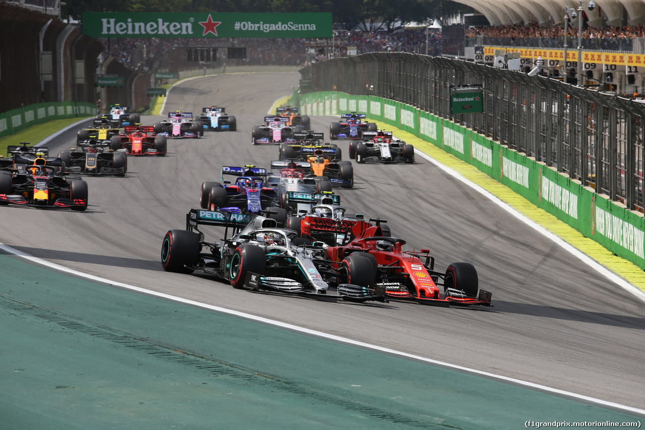 GP BRASILE, 17.11.2019 - Gara, Lewis Hamilton (GBR) Mercedes AMG F1 W10 e Sebastian Vettel (GER) Ferrari SF90