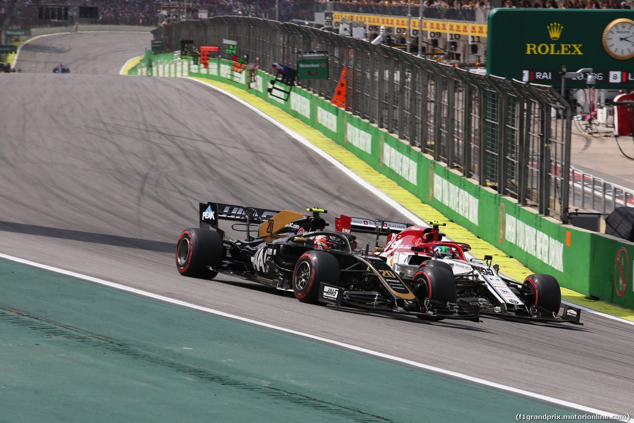 GP BRASILE, 17.11.2019 - Gara, Kevin Magnussen (DEN) Haas F1 Team VF-19 e Antonio Giovinazzi (ITA) Alfa Romeo Racing C38