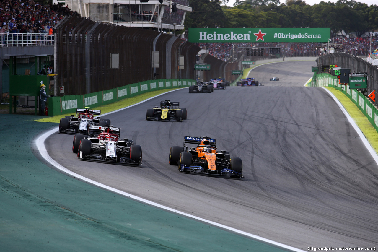 GP BRASILE, 17.11.2019 - Gara, Kimi Raikkonen (FIN) Alfa Romeo Racing C38 e Carlos Sainz Jr (ESP) Mclaren F1 Team MCL34