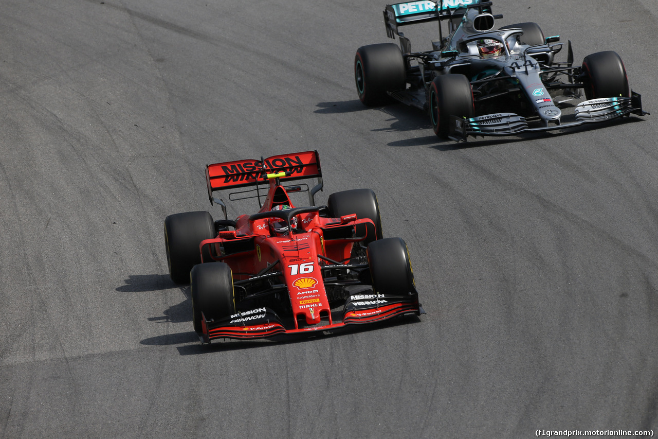GP BRASILE, 17.11.2019 - Gara, Charles Leclerc (MON) Ferrari SF90 e Lewis Hamilton (GBR) Mercedes AMG F1 W10