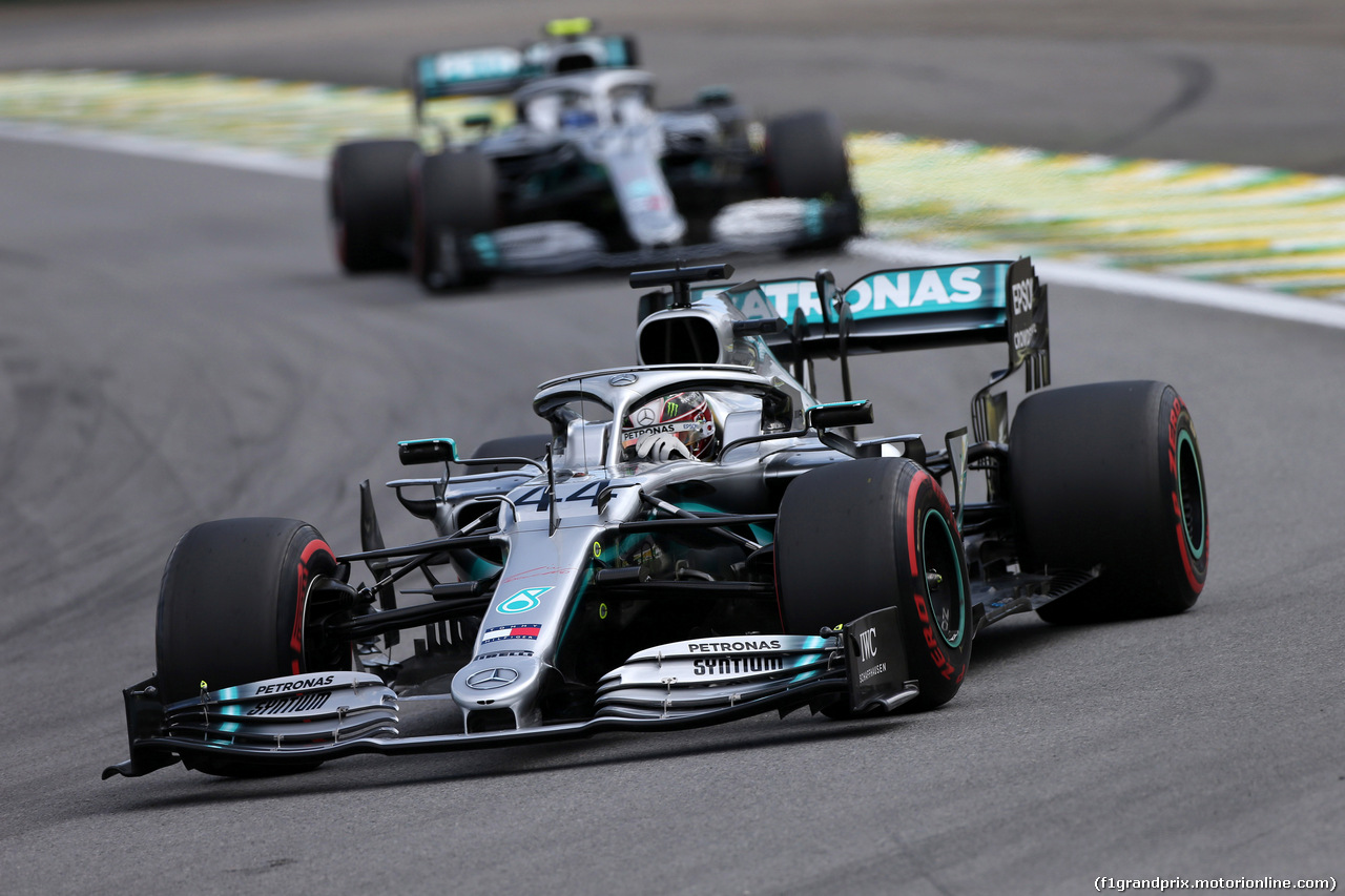 GP BRASILE, 16.11.2019 - Qualifiche, Lewis Hamilton (GBR) Mercedes AMG F1 W10 davanti a Valtteri Bottas (FIN) Mercedes AMG F1 W010