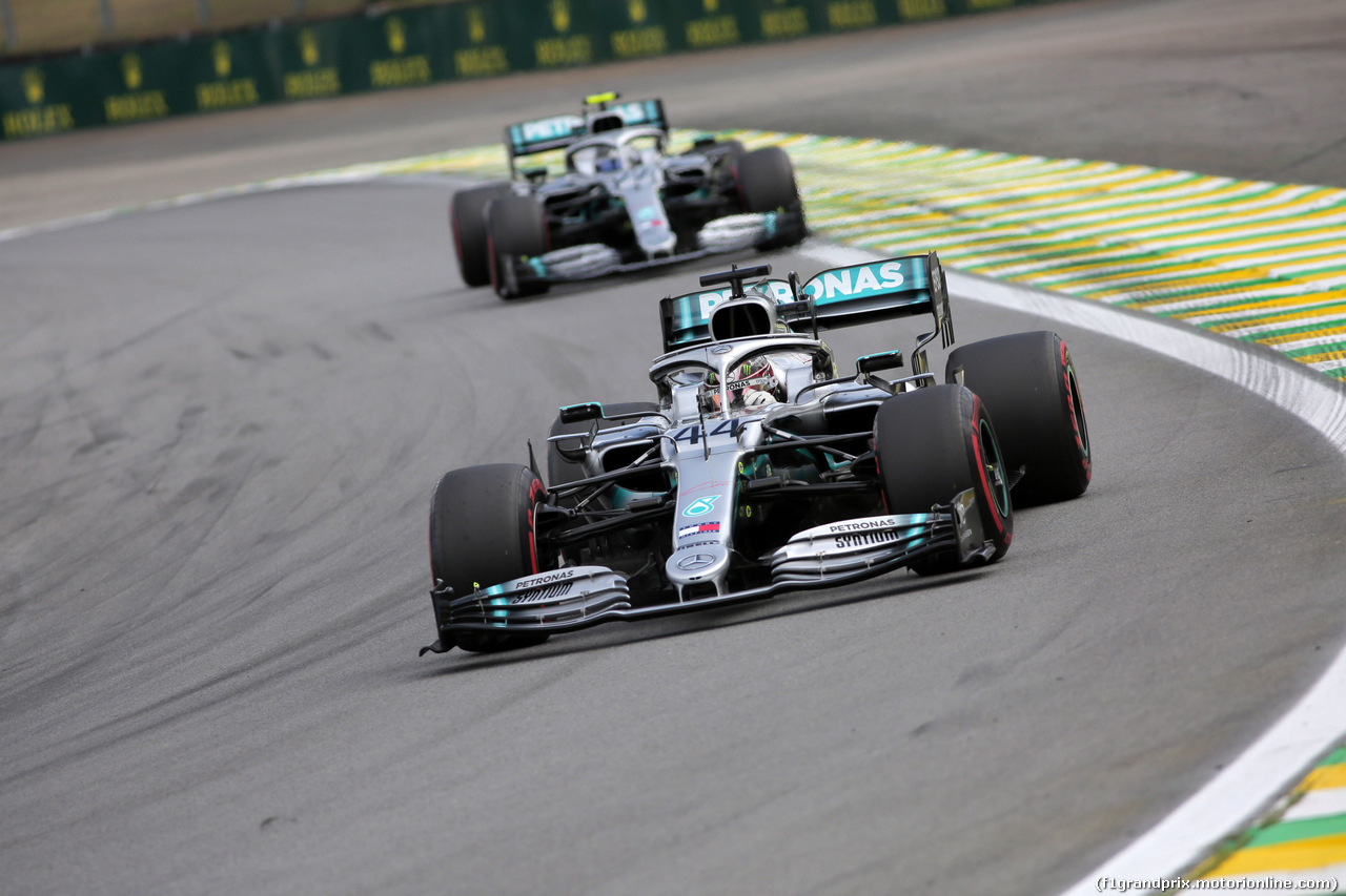 GP BRASILE, 16.11.2019 - Qualifiche, Lewis Hamilton (GBR) Mercedes AMG F1 W10 davanti a Valtteri Bottas (FIN) Mercedes AMG F1 W010