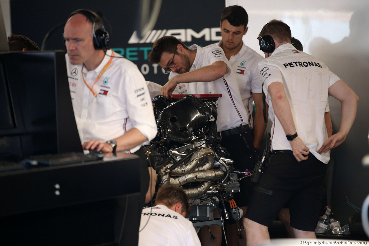GP CANADA, 09.06.2019 - Mercedes AMG F1 meccanici work on the Mercedes AMG F1 W10 of Lewis Hamilton (GBR)