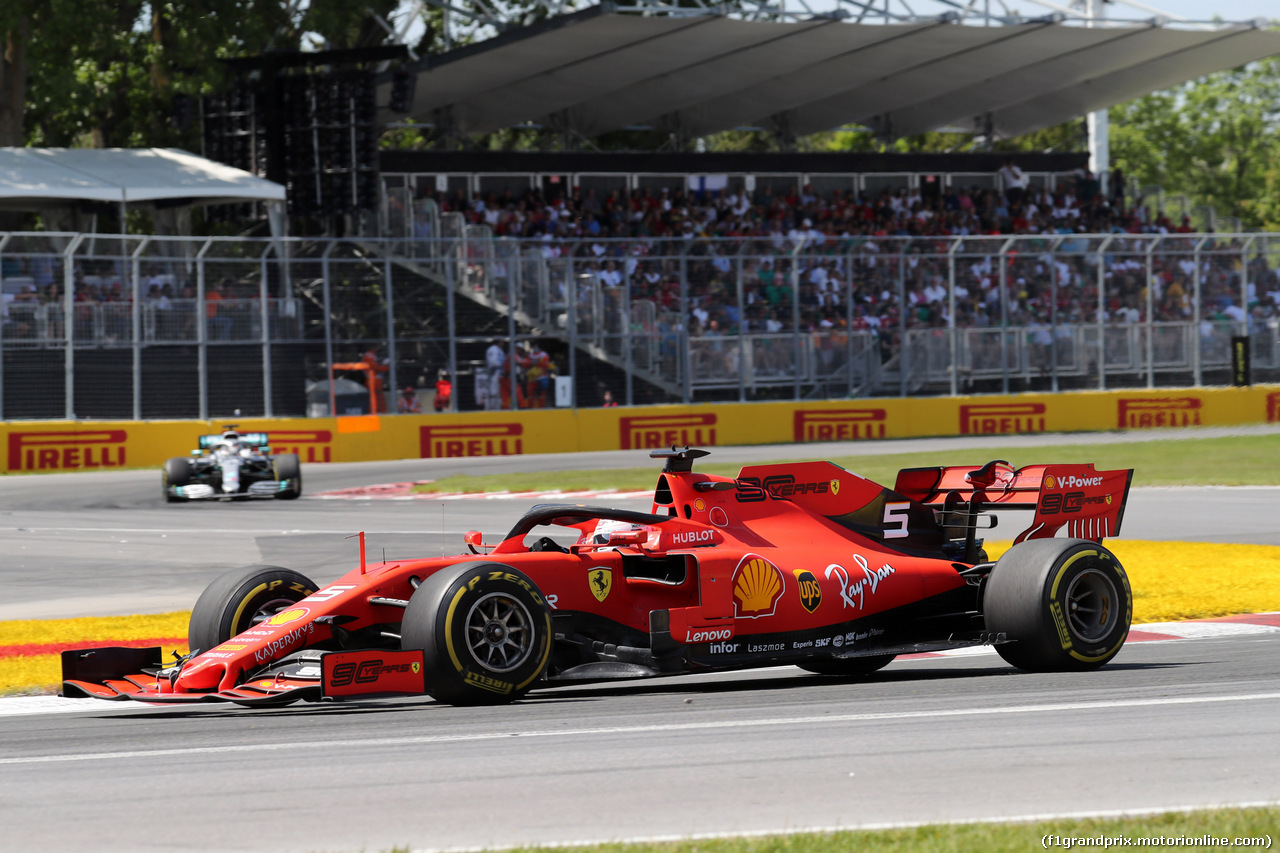 GP CANADA, 09.06.2019 - Gara, Sebastian Vettel (GER) Ferrari SF90 davanti a Lewis Hamilton (GBR) Mercedes AMG F1 W10