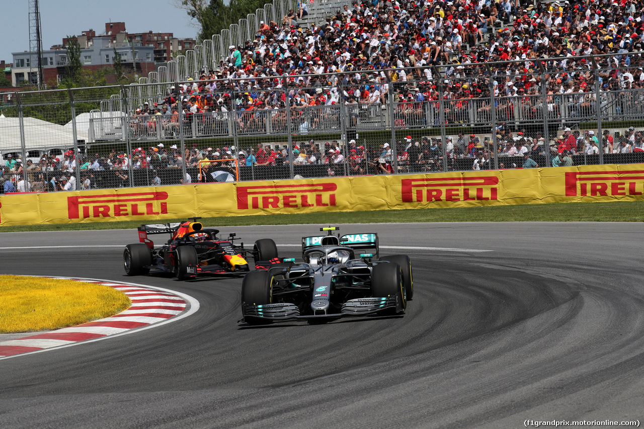 GP CANADA, 09.06.2019 - Gara, Valtteri Bottas (FIN) Mercedes AMG F1 W010 davanti a Max Verstappen (NED) Red Bull Racing RB15
