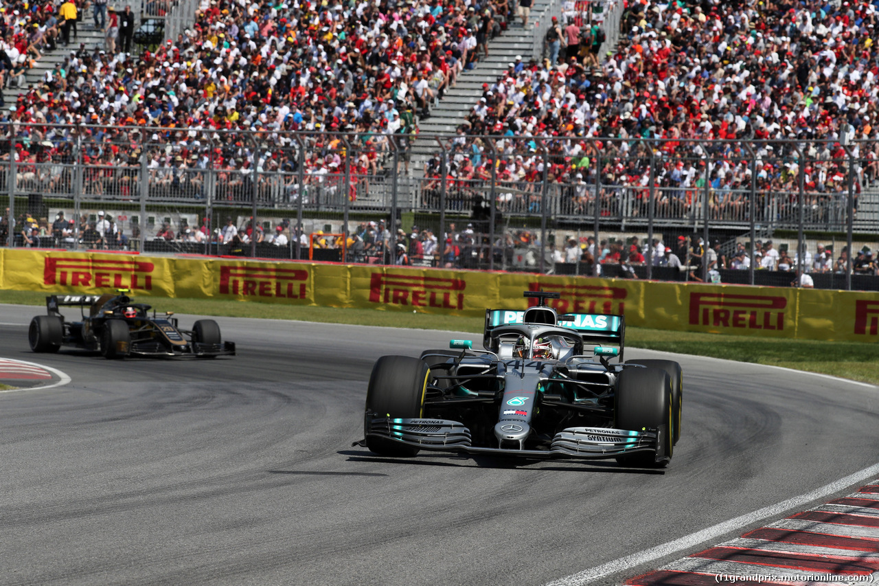 GP CANADA, 09.06.2019 - Gara, Lewis Hamilton (GBR) Mercedes AMG F1 W10 davanti a Kevin Magnussen (DEN) Haas F1 Team VF-19