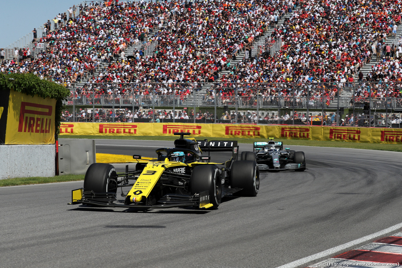 GP CANADA, 09.06.2019 - Gara, Daniel Ricciardo (AUS) Renault Sport F1 Team RS19 davanti a Valtteri Bottas (FIN) Mercedes AMG F1 W010