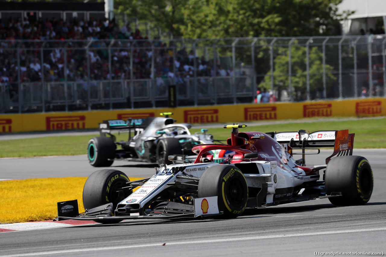 GP CANADA, 09.06.2019 - Gara, Antonio Giovinazzi (ITA) Alfa Romeo Racing C38 davanti a Valtteri Bottas (FIN) Mercedes AMG F1 W010