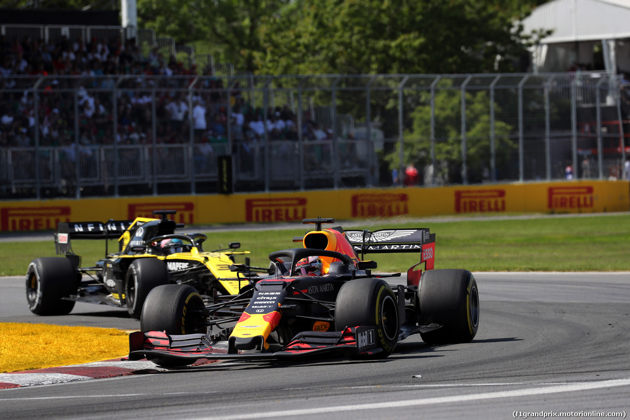 GP CANADA, 09.06.2019 - Gara, Max Verstappen (NED) Red Bull Racing RB15 davanti a Daniel Ricciardo (AUS) Renault Sport F1 Team RS19