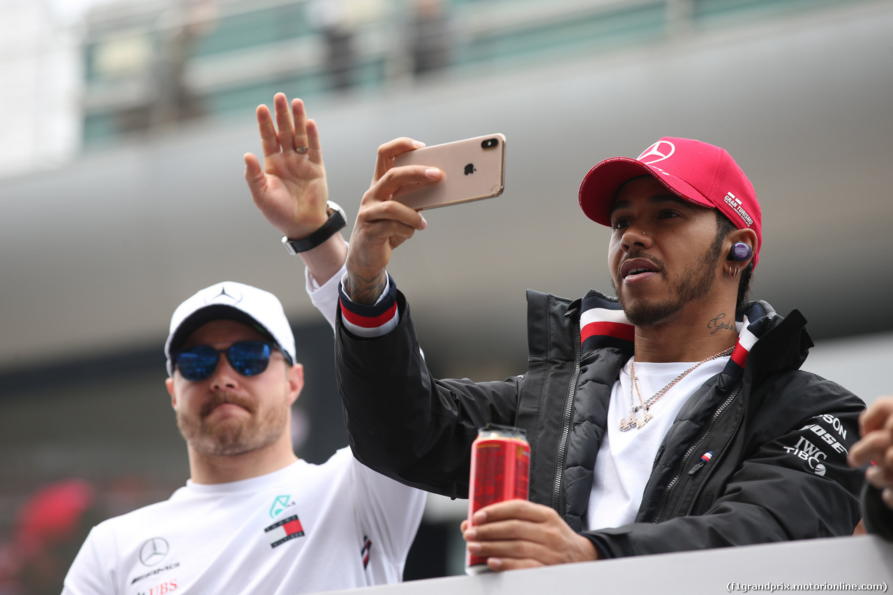 GP CINA, 14.04.2019- driver parade, Lewis Hamilton (GBR) Mercedes AMG F1 W10 EQ Power e Valtteri Bottas (FIN) Mercedes AMG F1 W10 EQ Power