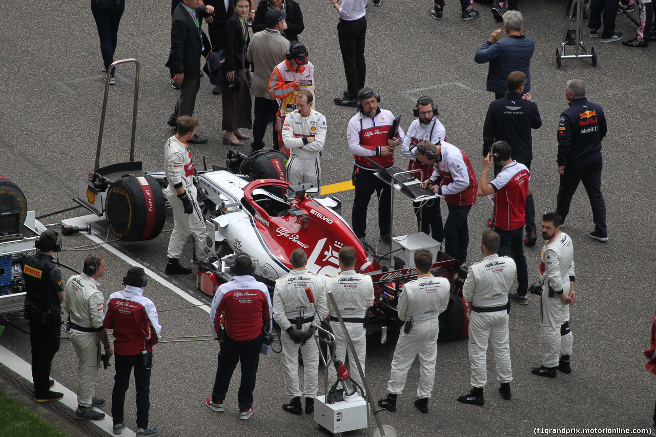GP CINA, 14.04.2019- partenzaing grid, Kimi Raikkonen (FIN) Alfa Romeo Racing C38