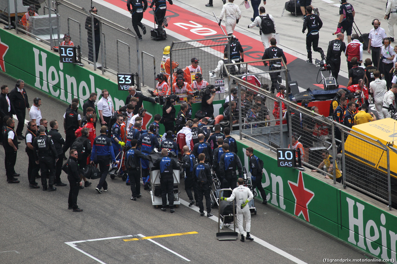 GP CINA, 14.04.2019- partenzaing grid, all the meccanici returns to their garage during the formation lap