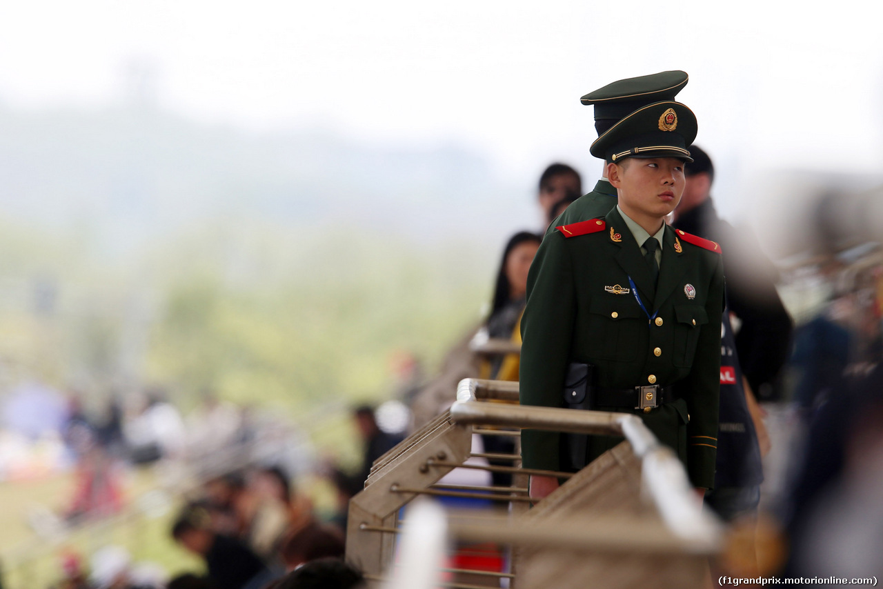 GP CINA, 13.04.2019- Free practice 3, Atmosphere, chinese policeman