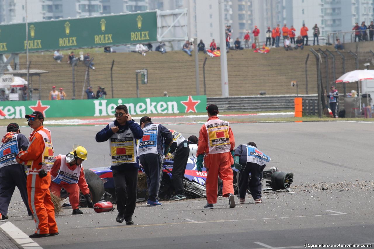 GP CINA, 13.04.2019- Free practice 3, Alexader Albon (THA) Scuderia Toro Rosso STR14 crash