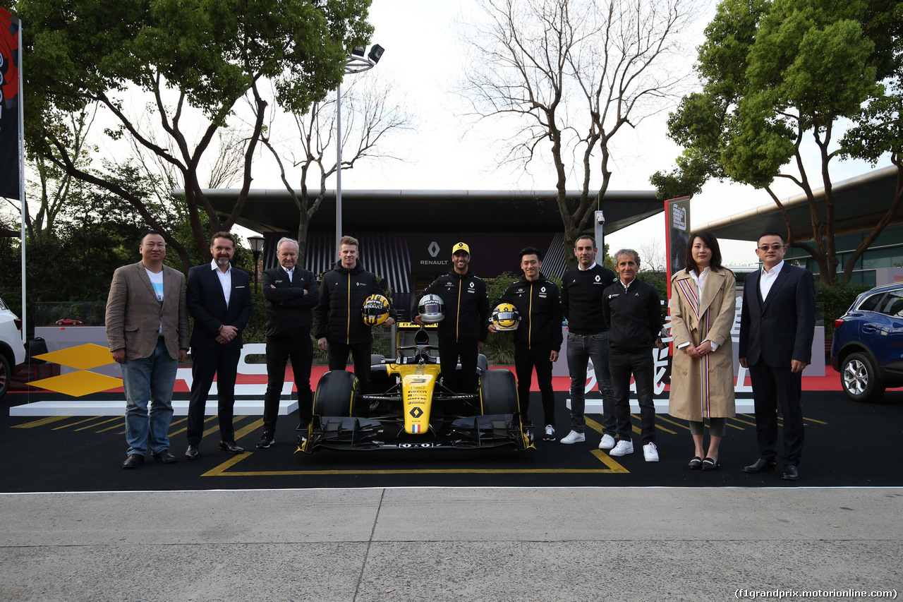 GP CINA, 11.04.2019- Nico Hulkenberg (GER) Renault Sport F1 Team RS19 e Daniel Ricciardo (AUS) Renault Sport F1 Team RS19 e all the Renault team present drivers special helmet for celebrate the 1000th f1 gp