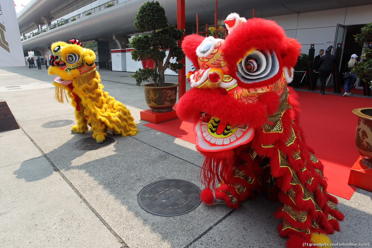 GP CINA, 12.04.2019- Atmosphere: chinese dragons