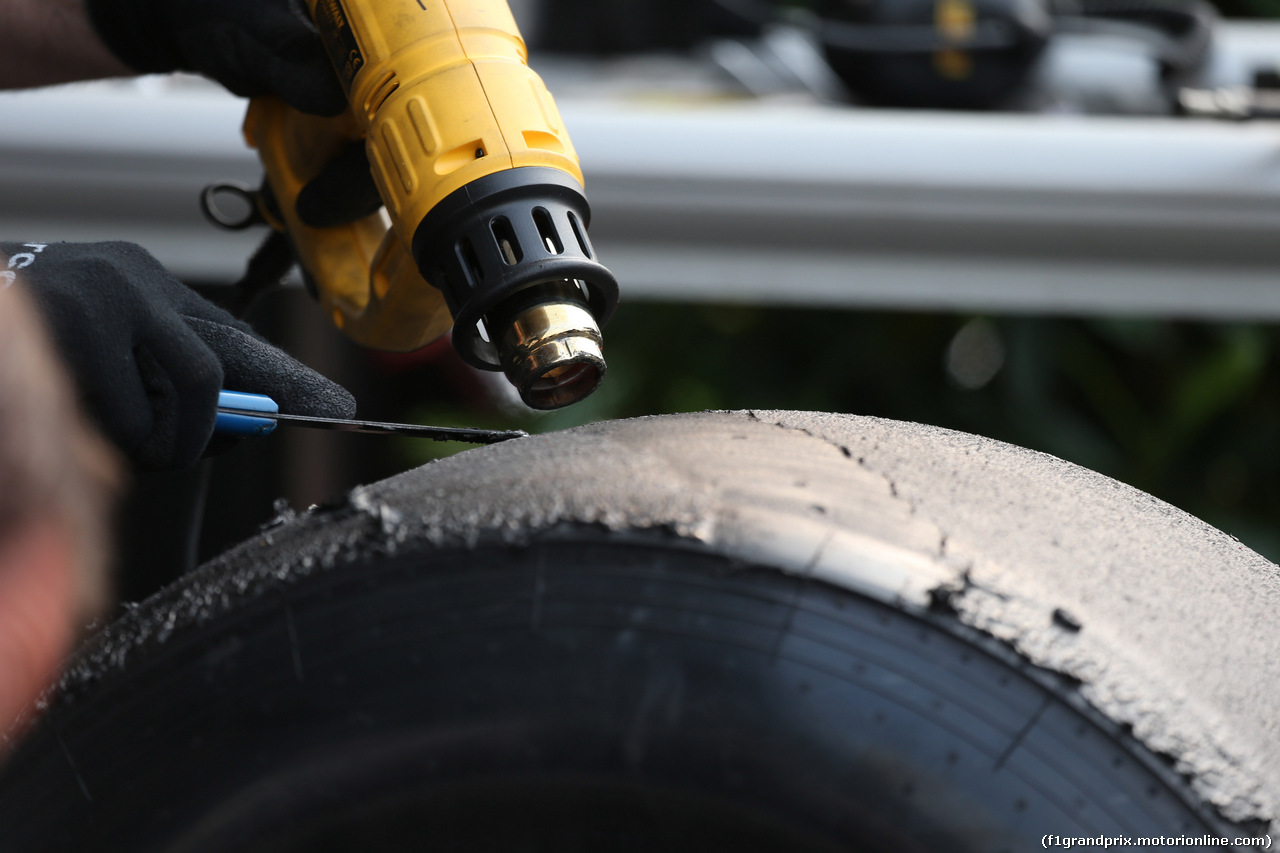GP CINA, 12.04.2019- Pirelli tech is working on tire