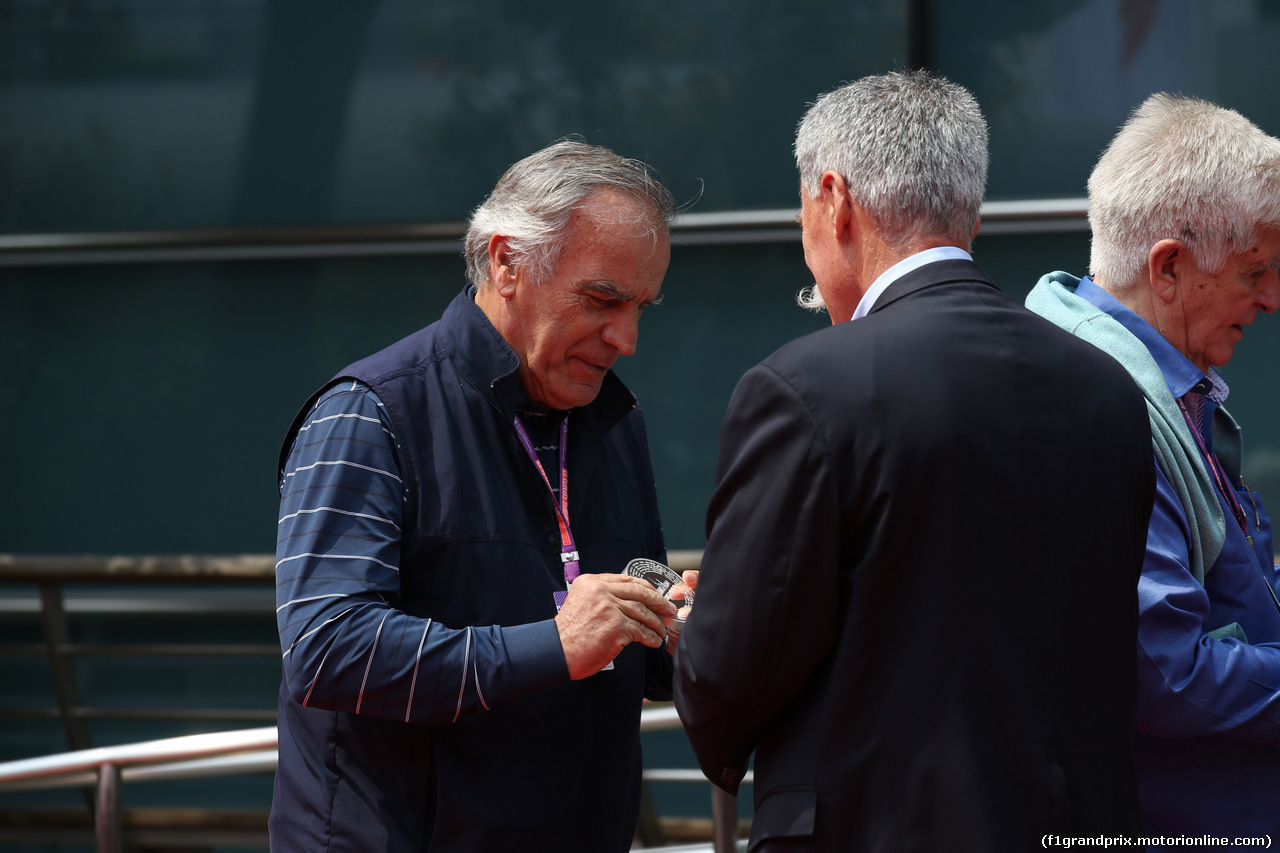 GP CINA, 12.04.2019- Unveling of the official 1000th Grand Prix Coin, Chase Carey (US), Liberty Media celebrates Journalist Giorgio Piola (ITA) 811 Garas