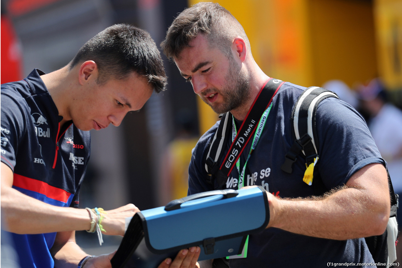 GP GERMANIA, 25.07.2019 - Alexander Albon (THA) Scuderia Toro Rosso STR14 with a fan