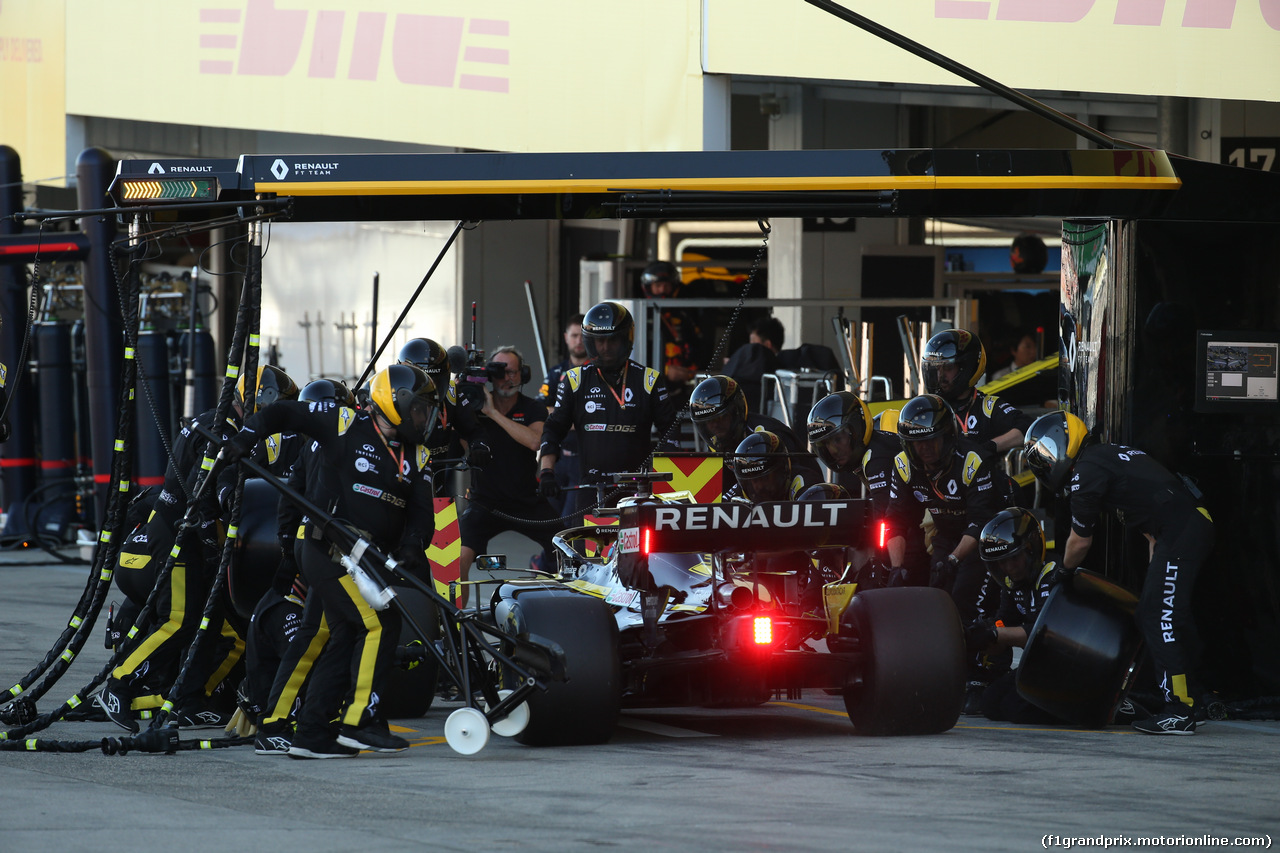GP GIAPPONE, 13.10.2019- Gara, Daniel Ricciardo (AUS) Renault Sport F1 Team RS19 during pit stop