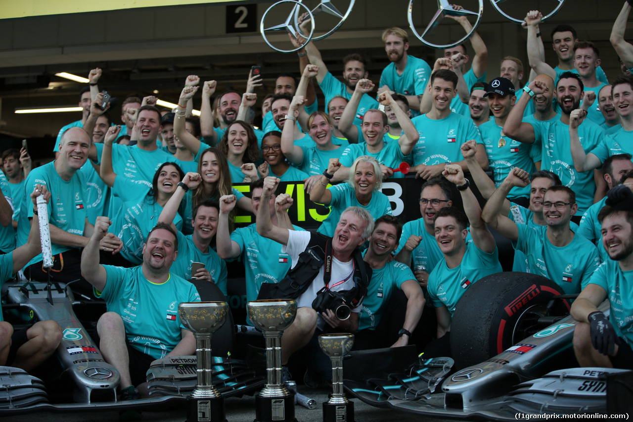 GP GIAPPONE, 13.10.2019- Mercedes AMG F1 team celebrates the victory of Valtteri Bottas (FIN) Mercedes AMG F1 W10 EQ Power, the 3rd place of Lewis Hamilton (GBR) Mercedes AMG F1 W10 EQ Power e the winning of 2019 constructor championship