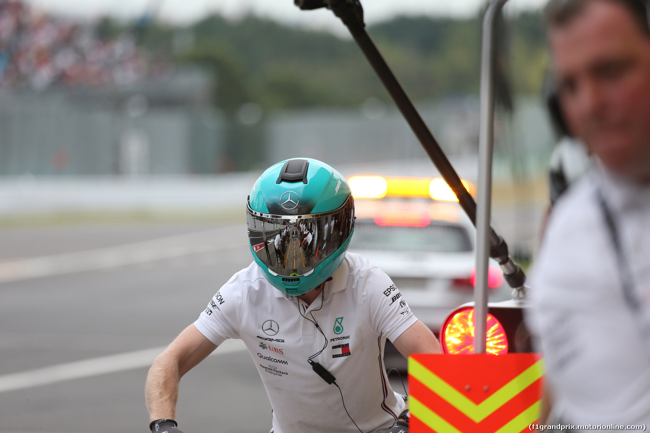 GP GIAPPONE, 11.10.2019- Prove Libere 2, Mercedes meccanici ready for pitstop