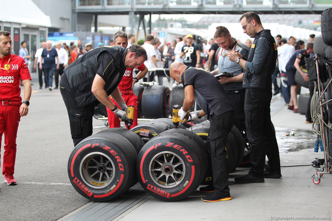 GP GIAPPONE, 11.10.2019- Prove Libere 2, Pirelli technicians