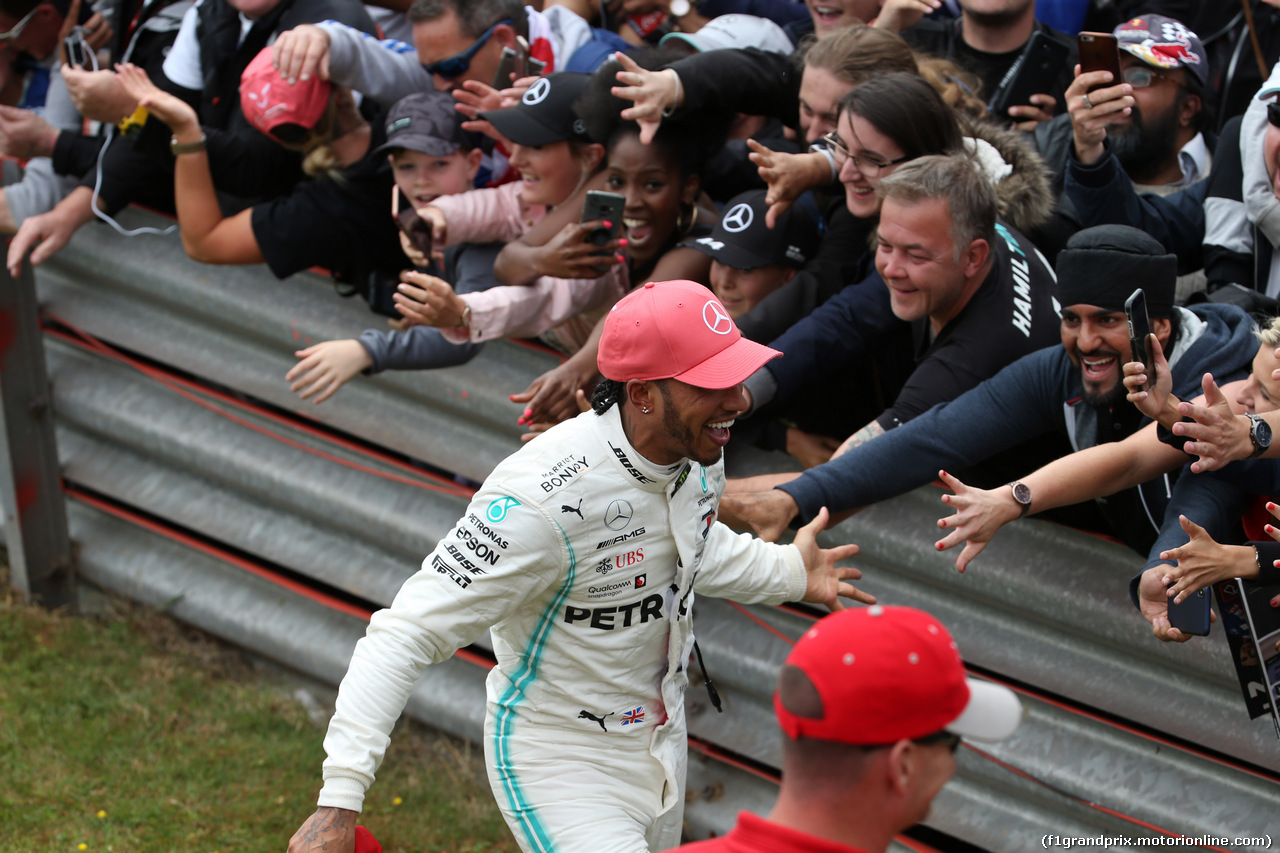 GP GRAN BRETAGNA, 14.07.2019- Lewis Hamilton (GBR) Mercedes AMG F1 W10 EQ Power celebrates his victory with the fans