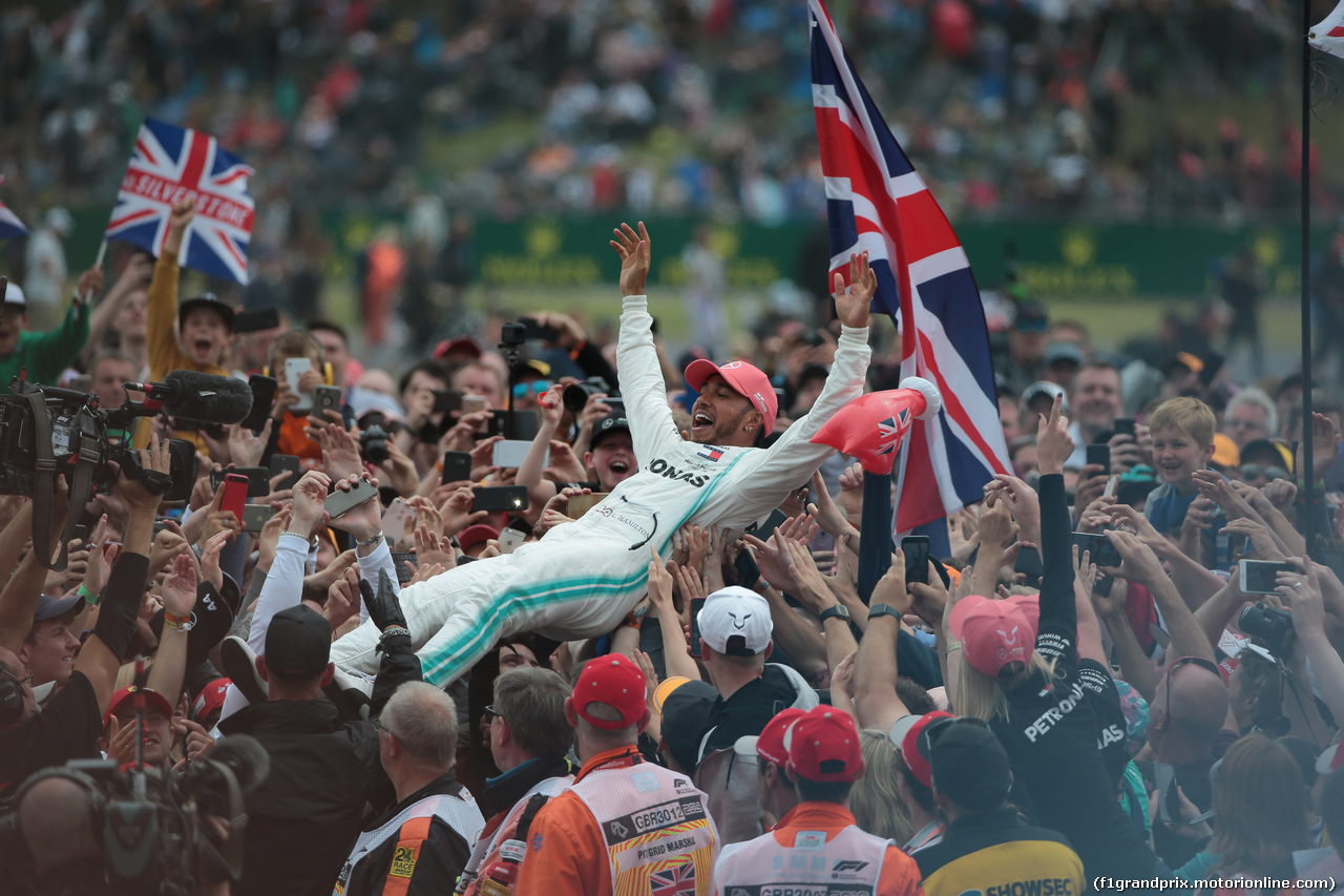 GP GRAN BRETAGNA, 14.07.2019- Lewis Hamilton (GBR) Mercedes AMG F1 W10 EQ Power celebrates with fans