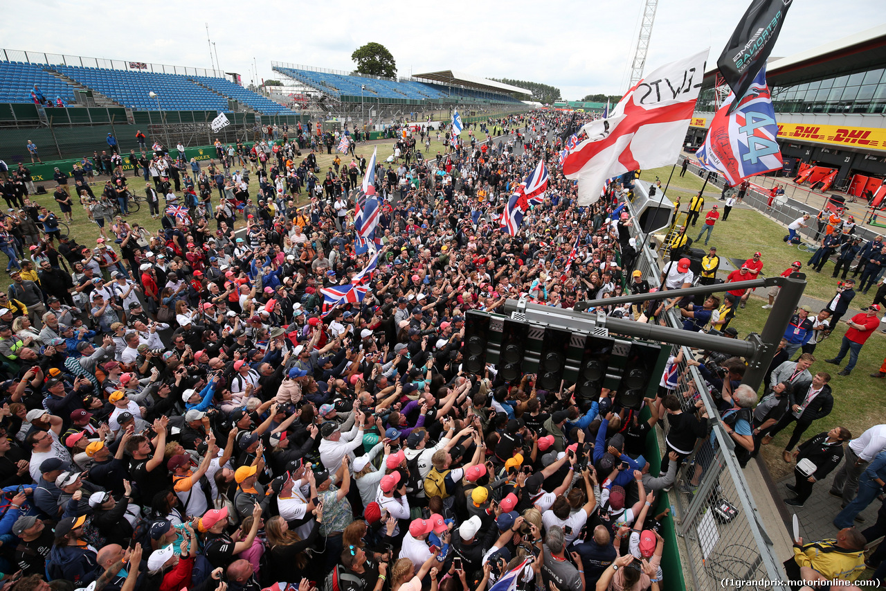 GP GRAN BRETAGNA, 14.07.2019- Gara, Lewis Hamilton (GBR) Mercedes AMG F1 W10 EQ Power celebrates his victory with fans