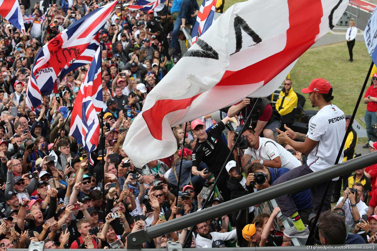 GP GRAN BRETAGNA, 14.07.2019- Gara, Lewis Hamilton (GBR) Mercedes AMG F1 W10 EQ Power celebrates his victory with fans