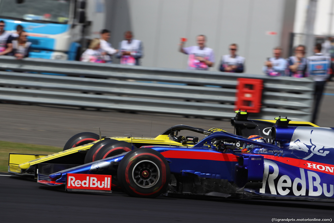 GP GRAN BRETAGNA, 14.07.2019- Gara, Nico Hulkenberg (GER) Renault Sport F1 Team RS19 battle for the position with Alexader Albon (THA) Scuderia Toro Rosso STR14