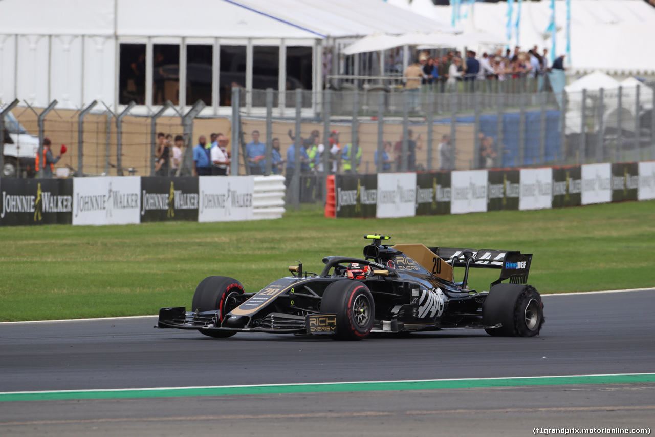 GP GRAN BRETAGNA, 14.07.2019- Gara, Kevin Magnussen (DEN) Haas F1 Team VF-19 with broken tire