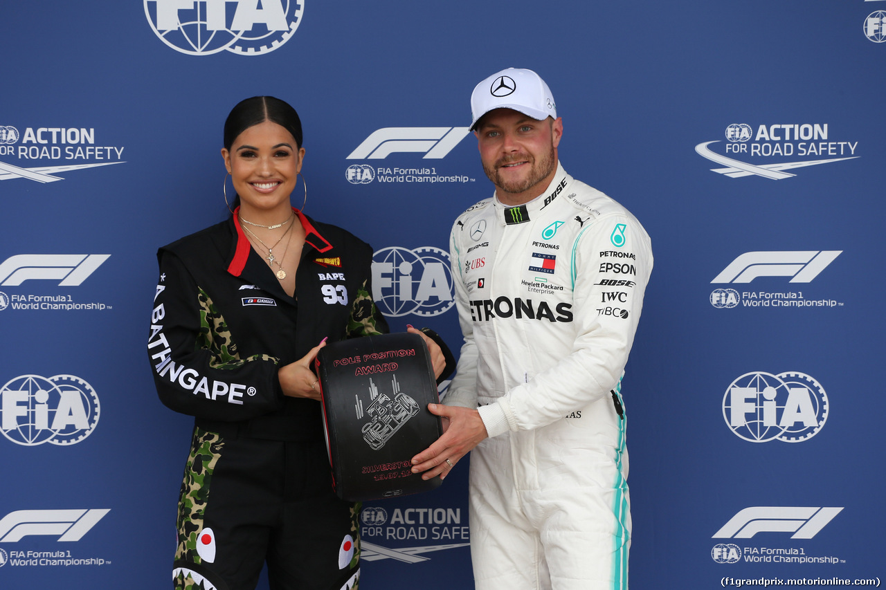 GP GRAN BRETAGNA, 13.07.2019- Qualifiche: Pole Position Pirelli Award Valtteri Bottas (FIN) Mercedes AMG F1 W10 EQ Power with Mabel (GBR) Singer e Songwriter.