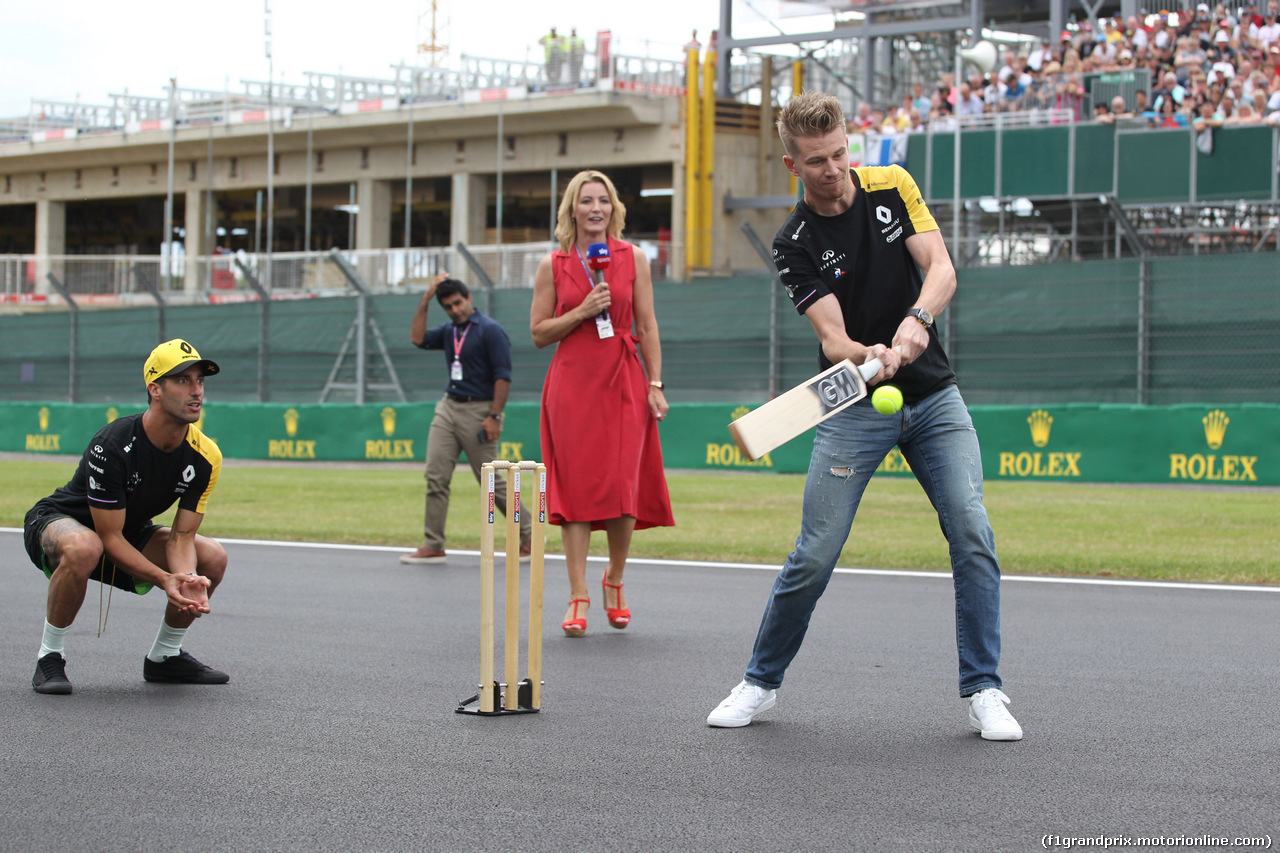 GP GRAN BRETAGNA, 11.07.2019- Nico Hulkenberg (GER) Renault Sport F1 Team RS19 e Daniel Ricciardo (AUS) Renault Sport F1 Team RS19 playing cricket